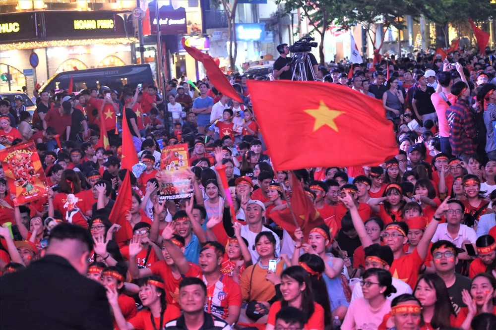 Sắc đỏ rực trên phố đi bộ Nguyễn Huệ trước giờ khai cuộc trận chung kết lượt về AFF Cup 2018. Ảnh: Trường Sơn