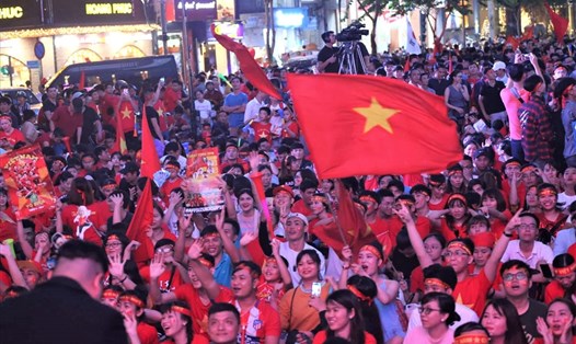 Sắc đỏ rực trên phố đi bộ Nguyễn Huệ trước giờ khai cuộc trận chung kết lượt về AFF Cup 2018. Ảnh: Trường Sơn