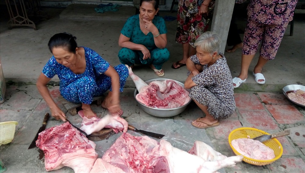 Bà Hứa Tú Phong làm thịt heo để cổ vũ bóng đá. Ảnh: H.T