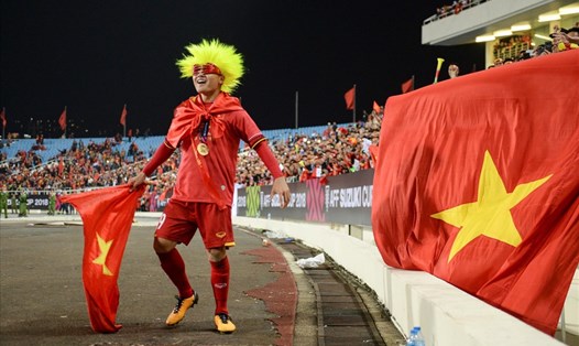 Quang Hải và chiếc mũ siêu nhân cực lạ. Anh chạy khắp sân tận hưởng niềm vui chiến thắng cùng khán giả. Ảnh: Dương Quốc Bình.