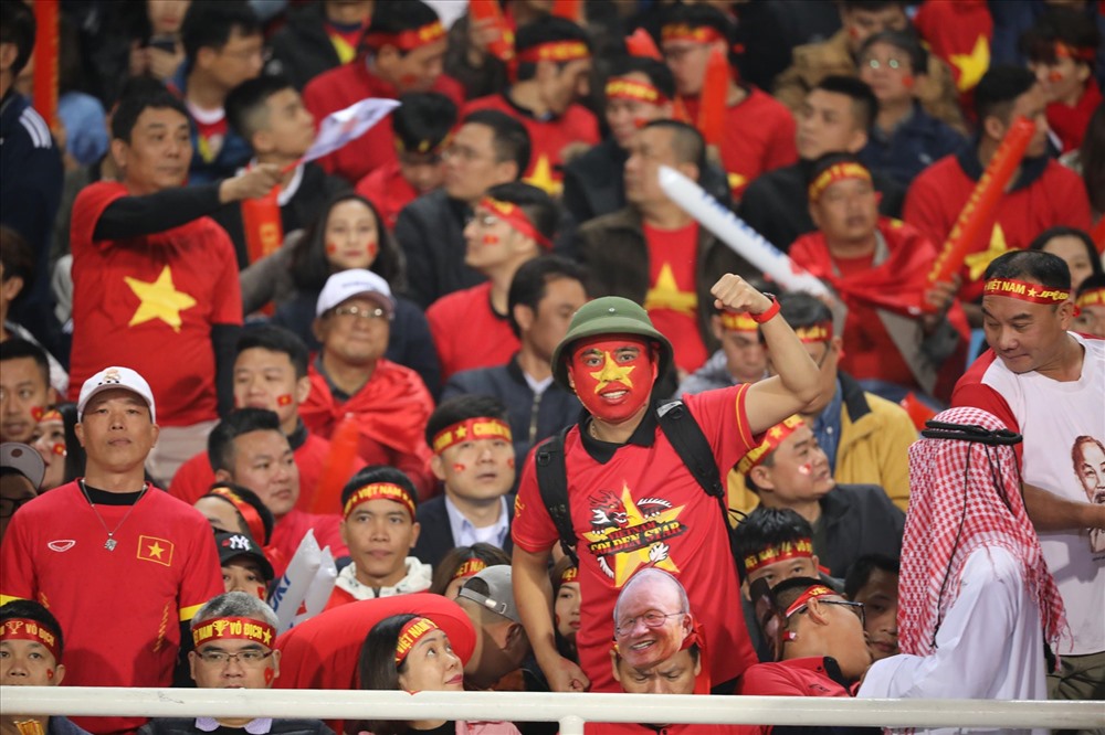 Người hâm mộ đang rất kỳ vọng đội tuyển Việt Nam sẽ giành được sinh quang tại AFF Cup 2018, tái lập thành tích cách đây 10 năm. Ảnh: Sơn Tùng