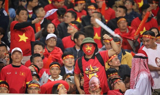 Người hâm mộ đang rất kỳ vọng đội tuyển Việt Nam sẽ giành được sinh quang tại AFF Cup 2018, tái lập thành tích cách đây 10 năm. Ảnh: Sơn Tùng