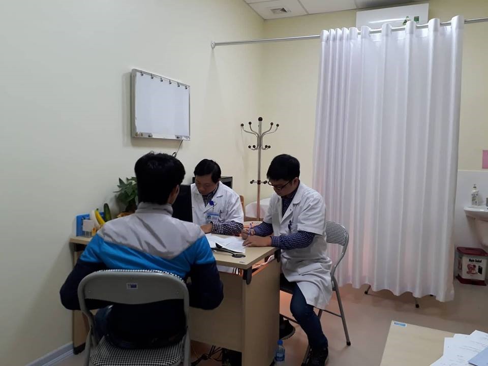 Các BS khám cho một bệnh nhân hiếm muộn. Ảnh: PV