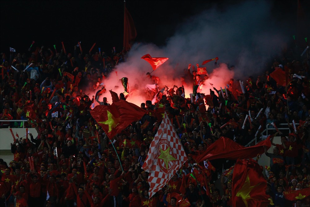 Pháo sáng xuất hiện trên sân vận động Mỹ Đình. Ảnh: Đăng Huỳnh