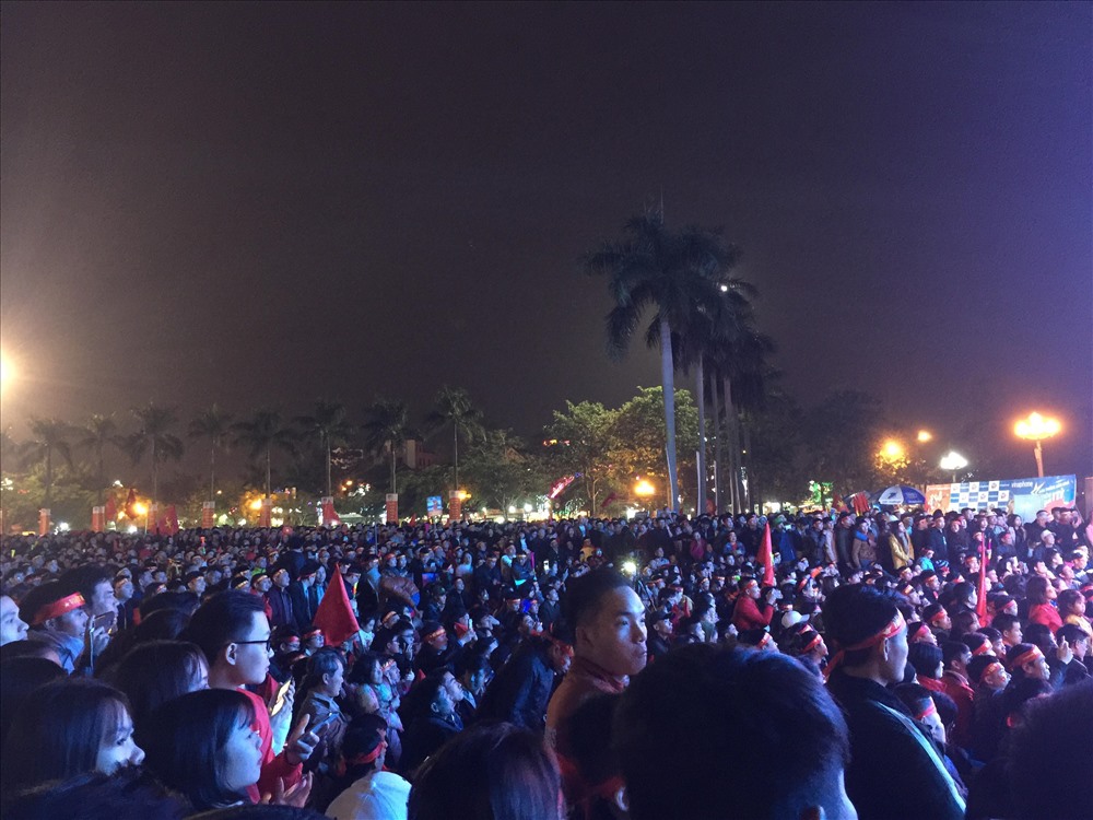 Hơn 20 ngàn khán giả hâm mộ cổ vũ hết sức mình cho đội tuyển VN