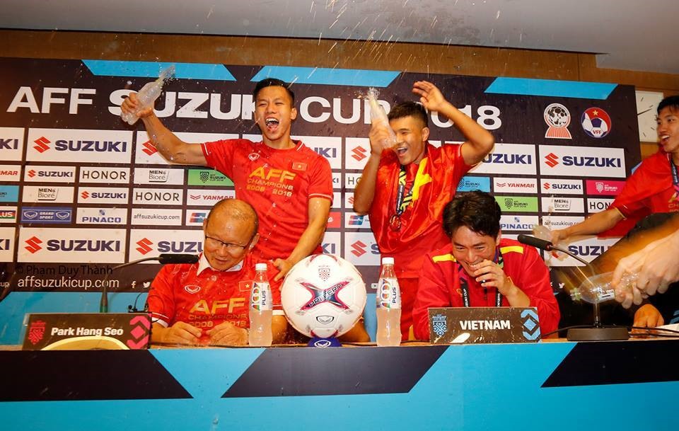 Nhiều tuyển thủ Việt Nam vào "làm loạn" phòng họp báo, thậm chí đổ nước lên đầu HLV Park Hang-seo. Ảnh: Đ.H