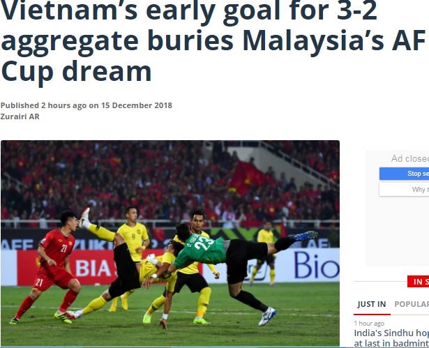 Cầu thủ Malaysia Mohamad Zaquan Adha Abd Radzak và thủ môn Việt Nam Đặng Văn Lâm trong trận chung kết AFF Suzuki 2018 tại sân vận động quốc gia Mỹ Đình tối 15.12 trong bài viết của tờ báo Malaysia. Ảnh: Bernama