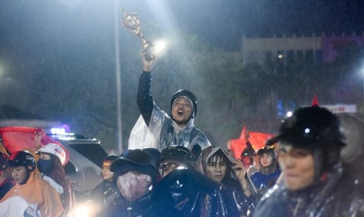 Dù trời rất lạnh và mưa nặng hạt nhưng hàng vạn cổ động viên vẫn ra đường ăn mừng đội nhà vô địch AFF Cup. Ảnh: PĐ.