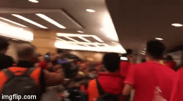 Cầu thủ Việt Nam xông vào phòng họp báo sau trận chung kết lượt về giữa Việt Nam và Malaysia.