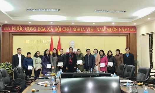 PGS.TS Phạm Thanh Bình - Chủ tịch Công đoàn Y tế VN - trao hỗ trợ cho đoàn viên công đoàn mắc bệnh hiểm nghèo tại Quảng Ninh.
