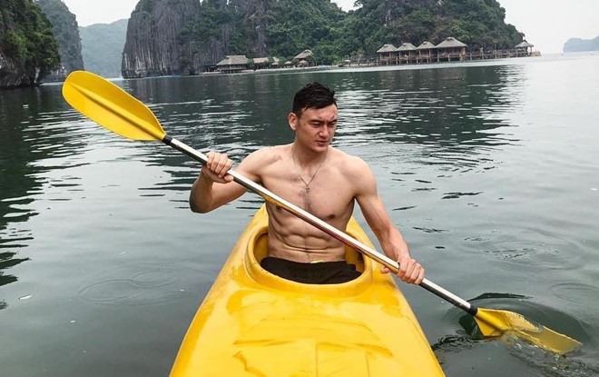 Thủ môn Lâm Tây được xem là soái ca vạn người mê khi vừa điển trai, thân hình chuẩn và giọng hát hay.