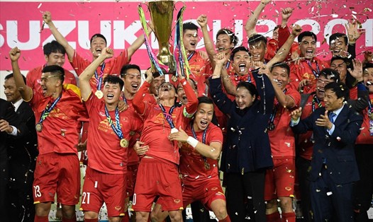Hình ảnh tuyệt đẹp  khi đội tuyển Việt Nam giơ cao chiếc cúp danh giá. Ảnh: Sơn Tùng
