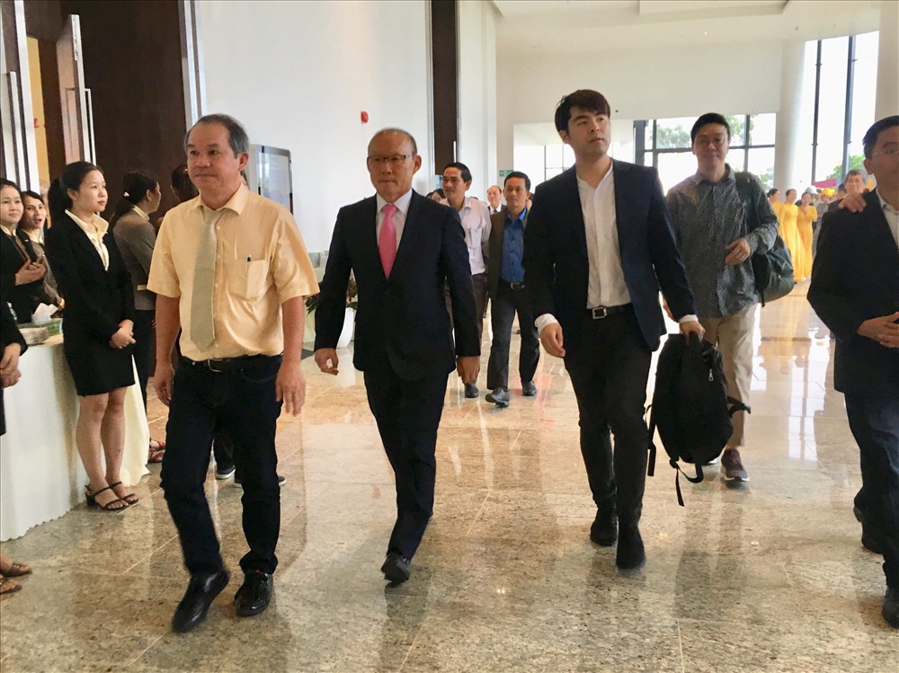 HLV Park Hang Seo có cuộc gặp với bầu Đức sau khi cùng đội tuyển Việt Nam đăng quang. Ảnh: T.H