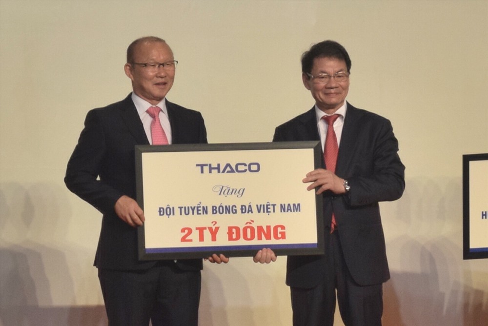 Công ty Thaco Trường Hải tặng thưởng cho đội tuyển bóng đá Việt Nam và HLV Park Hang Seo. Ảnh: Đ.V