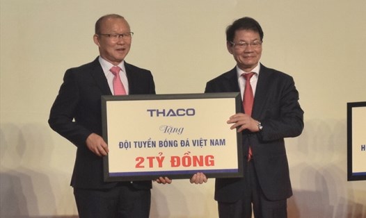 Công ty Thaco Trường Hải tặng thưởng cho đội tuyển bóng đá Việt Nam và HLV Park Hang Seo. Ảnh: Đ.V