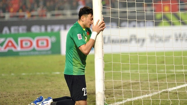 Thủ môn bật khóc quỳ ôm cột gôn sau khi Việt Nam giành danh hiệu vô địch AFF Cup 2018.