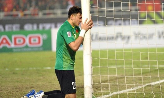 Thủ môn bật khóc quỳ ôm cột gôn sau khi Việt Nam giành danh hiệu vô địch AFF Cup 2018.