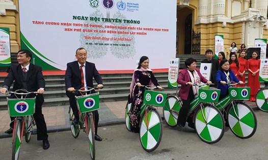 Bộ trưởng Bộ Y tế đạp xe hưởng ứng ngày hội truyền thông tăng cường nhận thức về phòng chống bệnh không lây nhiễm. Ảnh: BYT