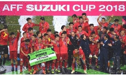 Truyền thông Thái Lan đăng tải hình ảnh tuyển Việt Nam vỡ òa khi giành được chiếc cup danh giá.