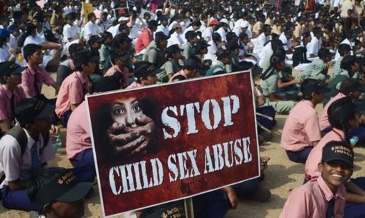 Biểu tình phản đối nạn bạo lực tình dục trẻ em ở Ấn Độ. Ảnh: AFP