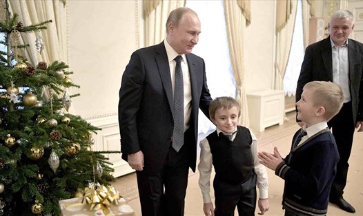 Tổng thống Nga Vladimir Putin giúp cậu bé Artyom Palyanov  thực hiện giấc mơ của. Ảnh: VCG. 