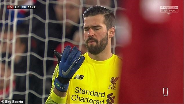 Khuôn mặt thẫn thờ của thủ thành Alisson sau khi để thủng lưới trận gặp Man United.
