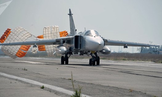 Su-24 hạ cánh xuống căn cứ không quân Hmeimim, Syria. Ảnh: Sputnik