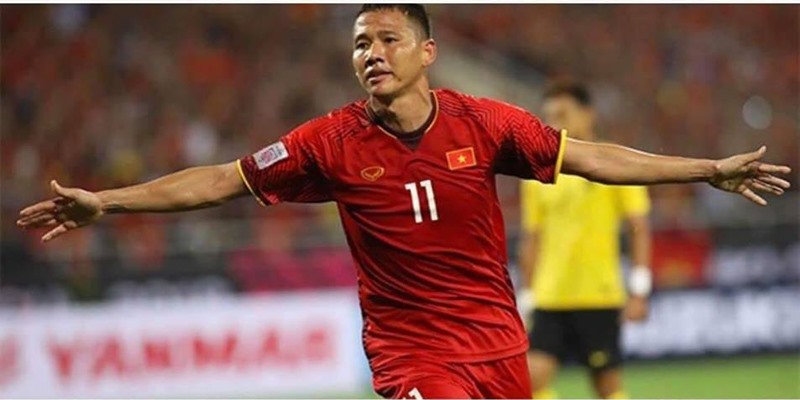 Hình ảnh Anh Đức ăn mừng bàn thắng.