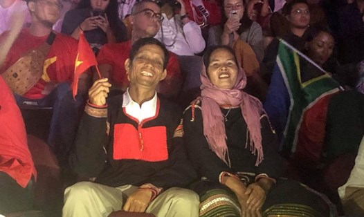 Bố mẹ H'Hen Niê trên khán đài cổ vũ con gái ở chung kết
