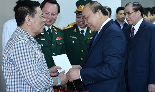 Thủ tướng thăm hỏi bệnh nhân đang điều trị tại Bệnh viện Trung ương Quân đội 108 - Ảnh: VGP