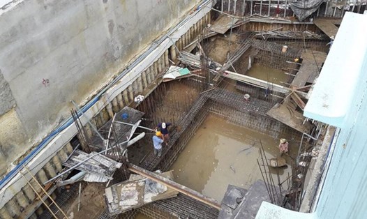 Công trình 214A+214B, đường Thống Nhất, Nha Trang, Khánh Hòa thi công tầng hầm gây sụt lún, nghiêng nứt các ngôi nhà bên cạnh. Ảnh: PV