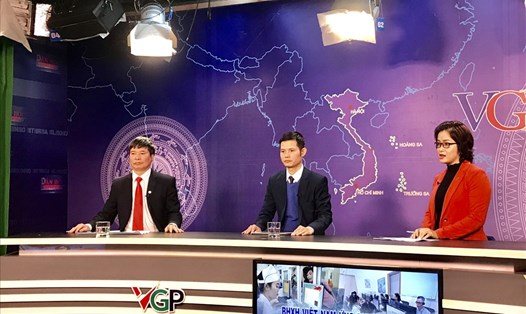 Các ông  Nguyễn Hoàng Phương – Phó Giám đốc Trung tâm CNTT – BHXH Việt Nam (giữa ảnh); Vũ Đức Thuật – Phó Giám đốc BHXH Hà Nội (bên trái ảnh) tham gia buổi toạ đàm.