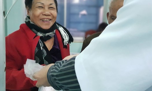 Nụ cười của một người cao tuổi khi được nhận quà từ Công ty Nestle thông qua Quỹ Tấm lòng Vàng Báo Lao Động sau khi được thăm, khám chữa bệnh miễn phí.