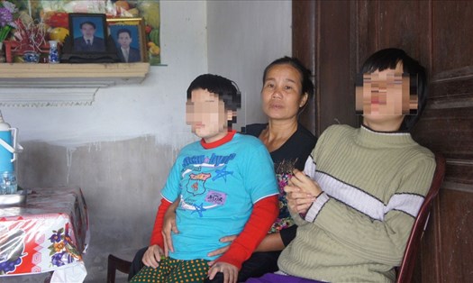 Chị Nguyễn Thị Lý bên hai người con bị bệnh bại não