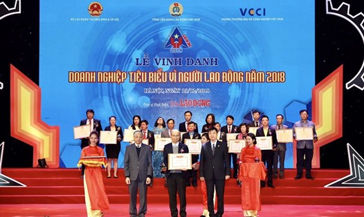 Ông Chu Nguyên Bình, Phó Tổng Giám đốc BAC A BANK đại điện Ngân hàng nhận bằng khen của Bộ Lao động