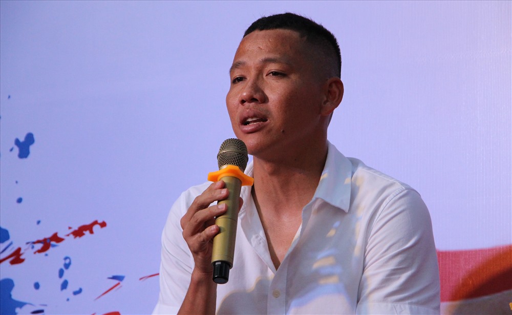 Cầu thủ Anh Đức giao lưu, gặp gõ người hâm mộ.