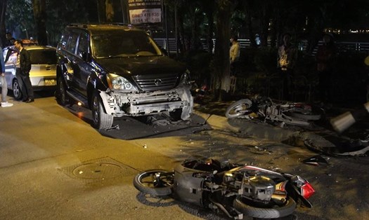 Nhiều xe máy bị ô tô húc nằm la liệt Ảnh: Vietnamnet.vn