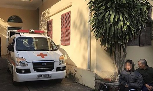 Người nhà nạn nhân tại Bệnh viện đa khoa tỉnh Bắc Giang. Ảnh: NA