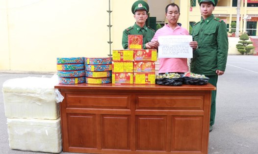 Đối tượng Xu Hua Zhuan  và tang vật 34kg pháo bị Đồn BP Cửa khẩu Hoành Mô bắt giữ. Ảnh: BQN
