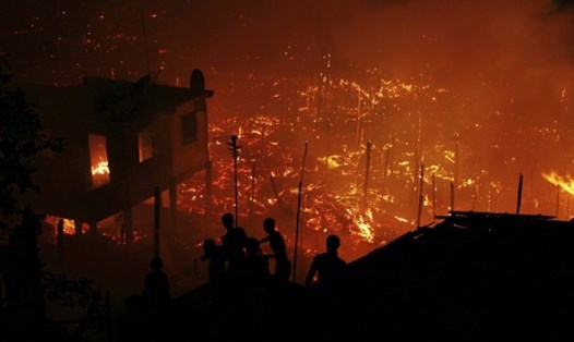 Những ngôi nhà bị nhấn chìm trong biển lửa ở khu dân nghèo tại Manaus. Ảnh: AP. 