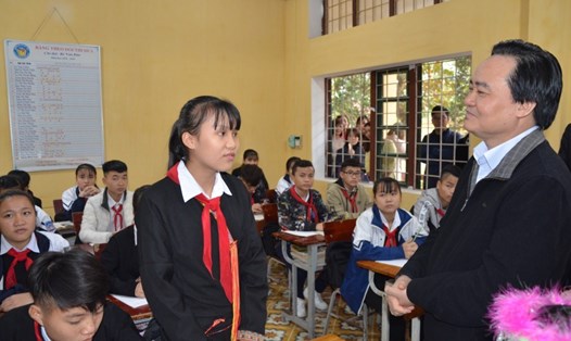 Bộ trưởng Bộ GDĐT Phùng Xuân Nhạ thăm Trường PTDTNT THCS Văn Yên, Yên Bái. Ảnh: HN
