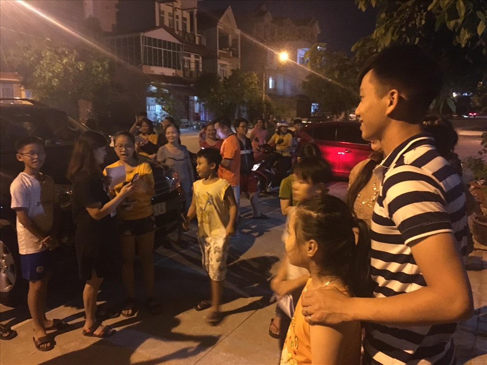 Phan Văn Đức đã có một buổi tối khá bận rộn với người hâm mộ khi vào Bình Dương thăm cha và anh trai. Ảnh: Đ.T