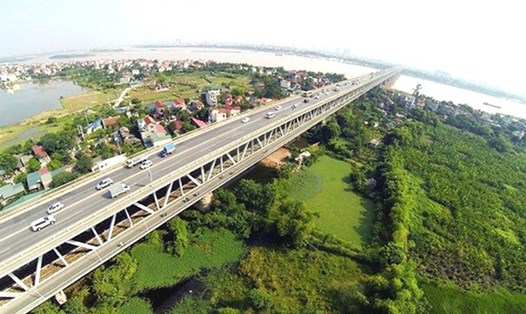 Cầu Thăng Long là công trình trọng điểm quốc gia - hiện đang do Cục Quản lý đường bộ 1 Tổng Cục đường bộ - quản lý mặt cầu. Còn Cty Hà Thái (Tổng công ty Đường sắt Việt Nam giữ hơn 50% cổ phần) và Cty Phú Dũng là đơn vị quản lý bảo vệ gầm cầu, hành lang cầu.