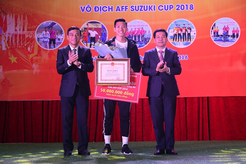 UBND tỉnh Thái Bình trao Bằng khen và tặng 50 triệu đồng cho cầu thủ Đội tuyển quốc gia Đoàn Văn Hậu. Ảnh: PV.