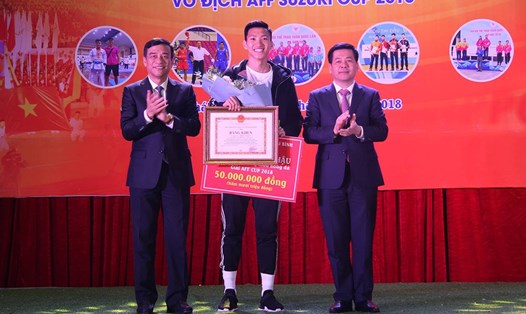 UBND tỉnh Thái Bình trao Bằng khen và tặng 50 triệu đồng cho cầu thủ Đội tuyển quốc gia Đoàn Văn Hậu. Ảnh: PV.
