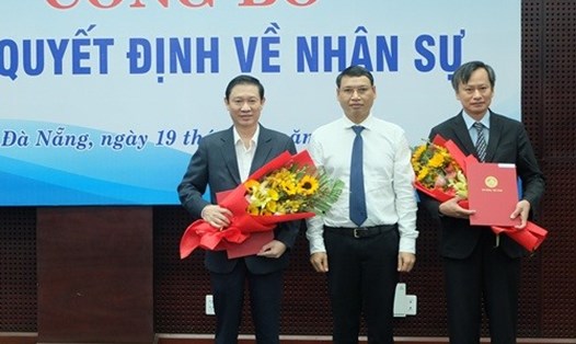 Ông Đoàn Ngọc Hùng Anh (ngoài cùng bên trái) nhận quyết định bổ  nhiệm Chánh Văn phòng UBND TP Đà Nẵng. 