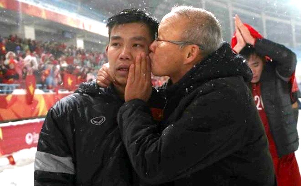 Thầy Park Hang-seo luôn có những cử chỉ thân mật với học trò.