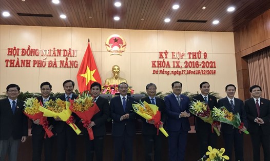 Ông Trương Quang Nghĩa - Bí thư Thành ủy Đà Nẵng và ông Huỳnh Đức Thơ - Chủ tịch UBND TP, tặng hoa chúc mừng ông Lê Trung Chinh (thứ 3, từ phải qua).