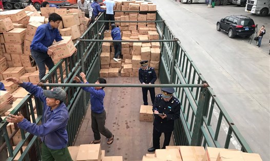 Hải quan Lạng Sơn tăng cường kiểm tra, chống buôn lậu trong dịp cuối năm. Ảnh: KH 