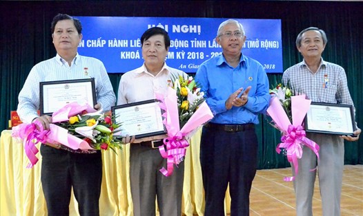 Chủ tịch LĐLĐ An Giang Nguyễn Thiện Phú trao Kỷ niệm chương "Vì sự nghiệp tổ chức Công đoàn" cho cán bộ lãnh đạo tỉnh. Ảnh: Lục Tùng